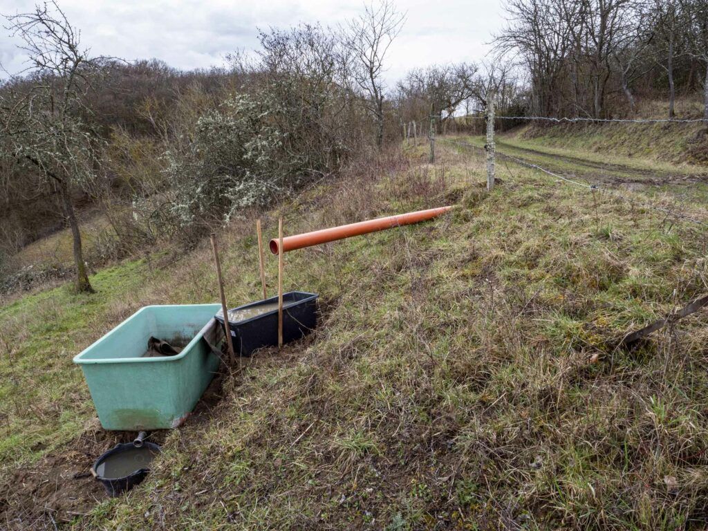 Experimenteller Sandfang für die Nutzung des auf dem Feldweg abfließenden Regenwassers