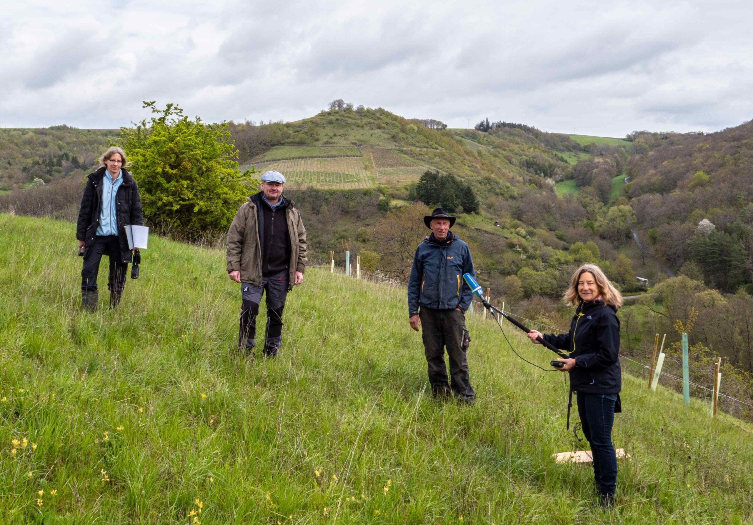 Gruppenbild v. l n. r.: Dorothea Kortner (Twelbeck Landschaftsökologie), Frank Wagener (IfaS), Hans Pfeffer (Landwirt), Anke Petermann (Dlf)